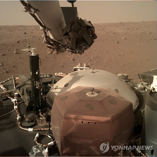 로봇팔 가동한 화성탐사선…"사진촬영·과학장비 설치 준비 완료"