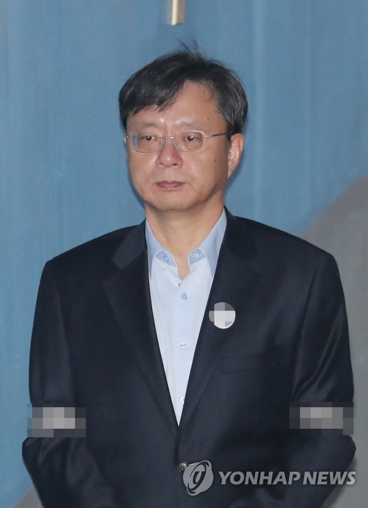 굳은 표정의 우병우 전 민정수석
