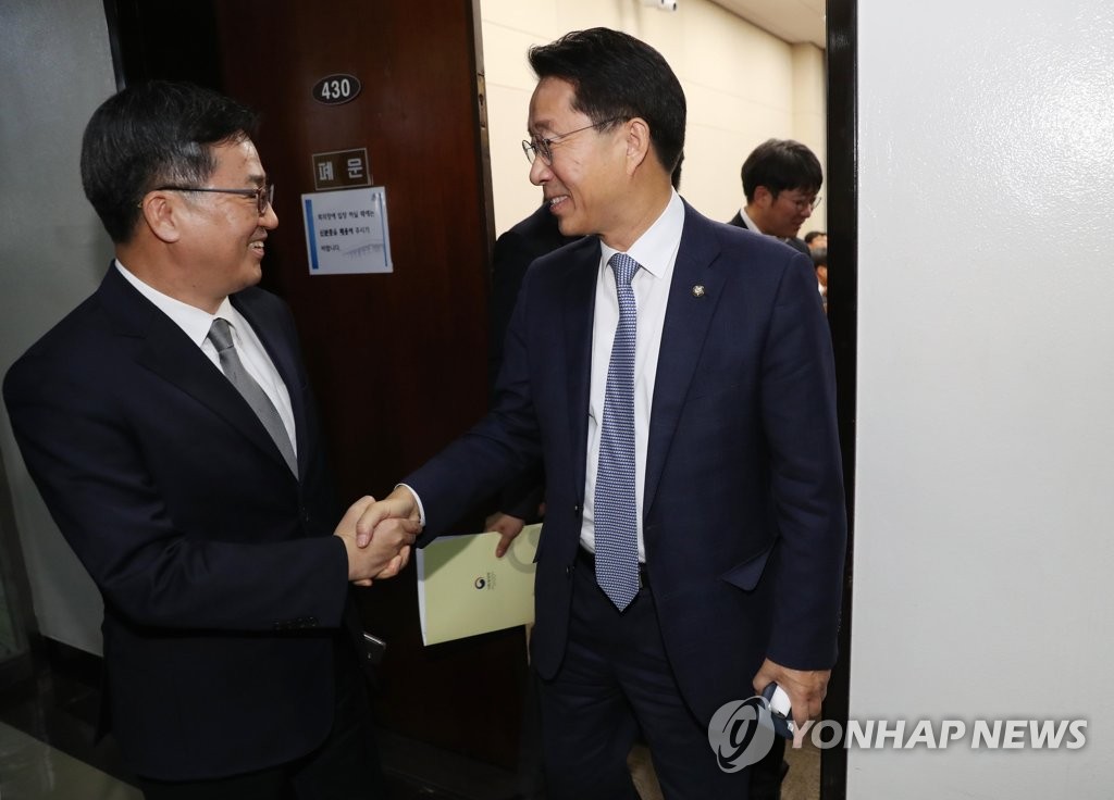 악수하는 김동연 경제부총리와 민주당 조정식 간사