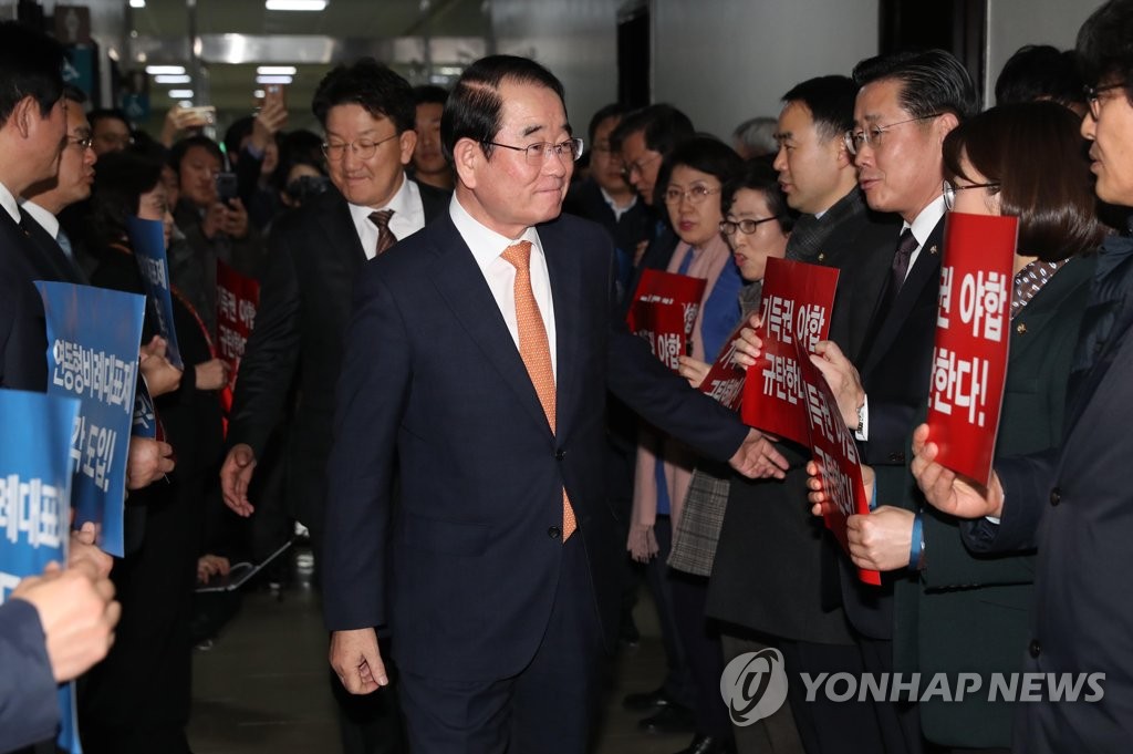 야당 항의에 막힌 한국당 기재위 위원들