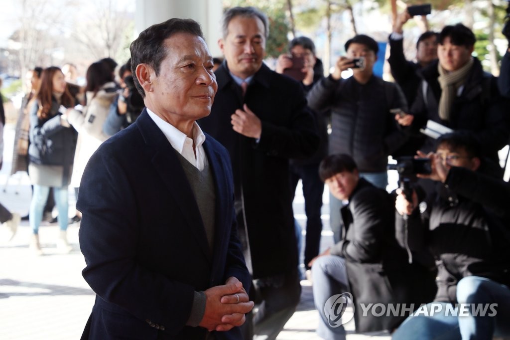 조사실로 향하는 윤장현 전 광주시장