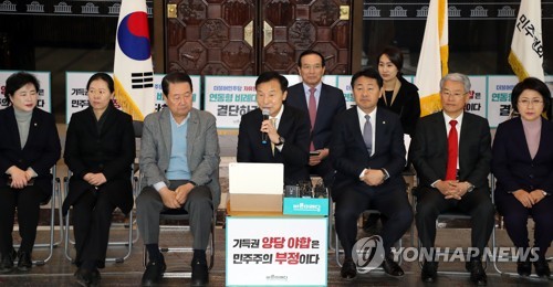취임 100일 기자회견 하는 손학규 대표