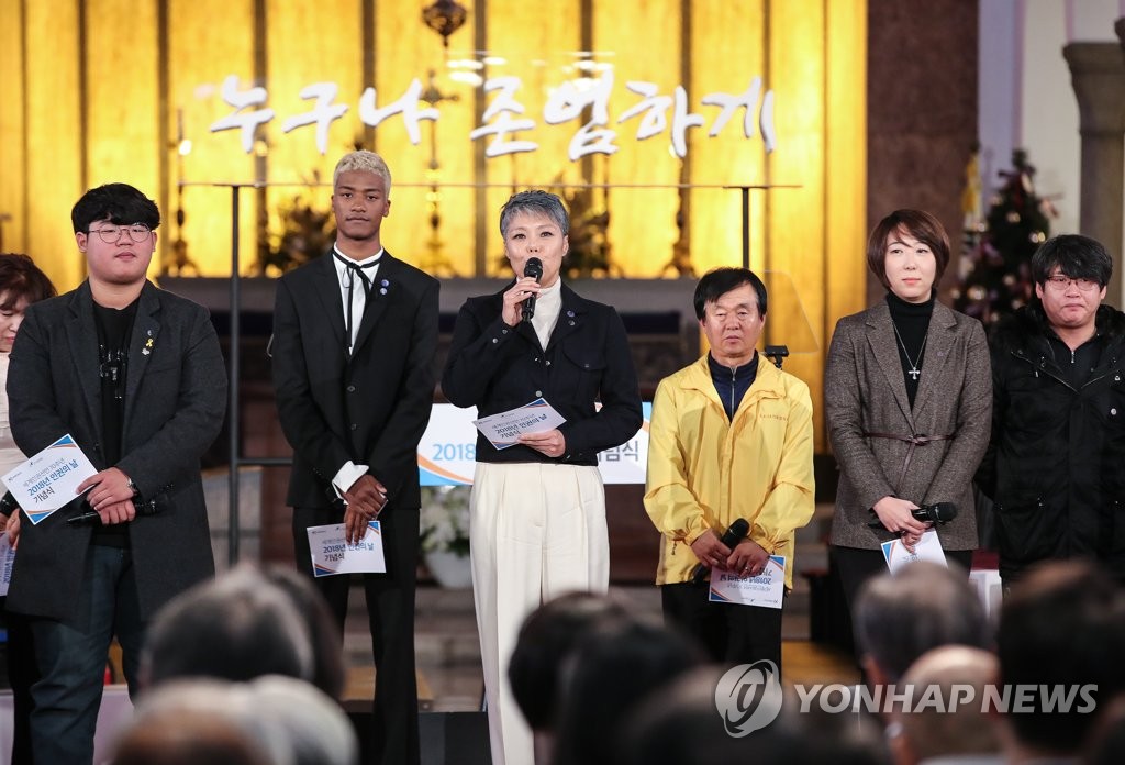 가수 이은미를 비롯하 시민사회대표 인권선언 낭독