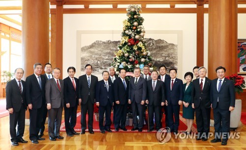 문 대통령, 한일의원연맹 대표단과 크리스마스트리 앞 기념촬영