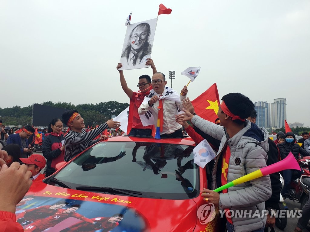 '베트남 영웅' 박항서 코스프레도 인기 폭발