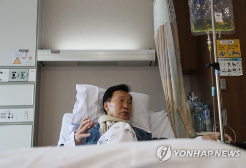 단식 마치고 입원 중인 손학규 대표