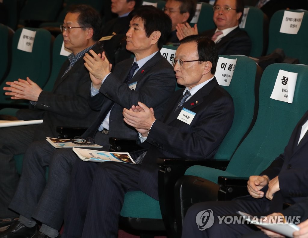 박수치는 이해찬 대표