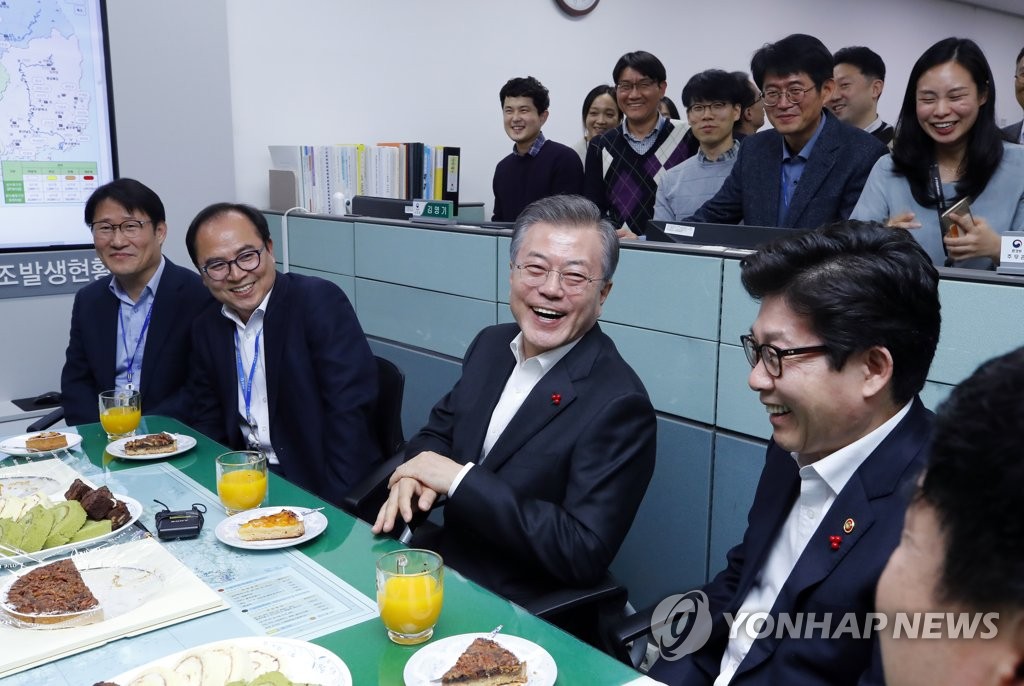 환경부 수질관리과 직원들과 얘기 나누는 문 대통령