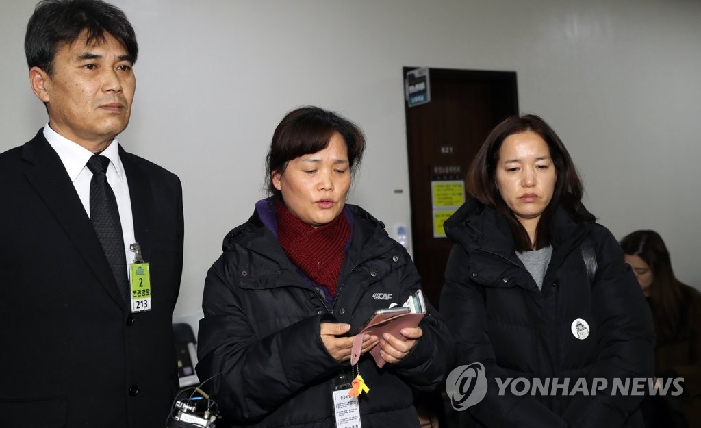 환노위 앞에서 입장 말하는 고 김용균 씨 유가족