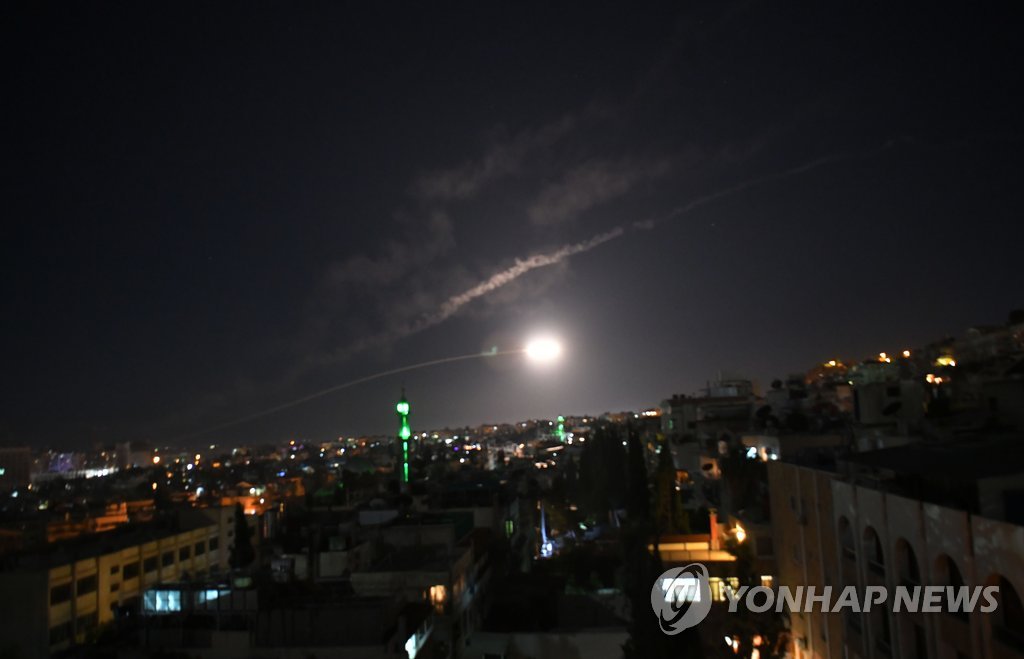다마스쿠스 상공으로 발사되는 시리아 방공미사일
