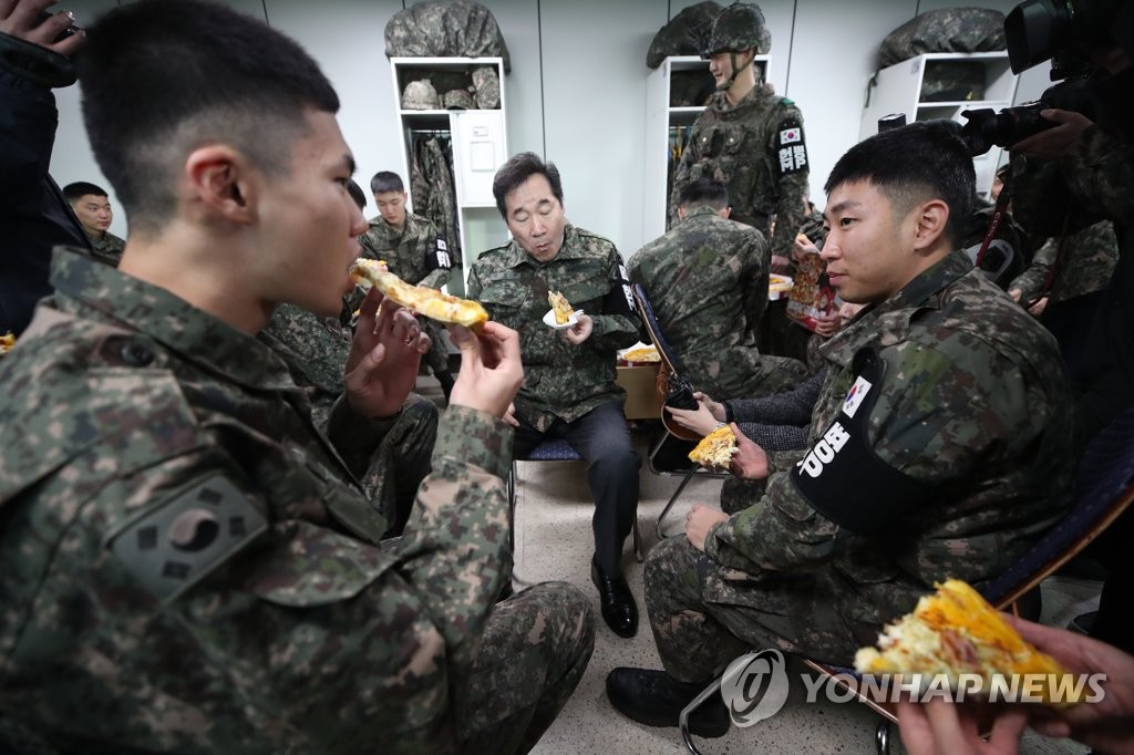 이낙연 총리, 장병들과 함께 먹는 피자
