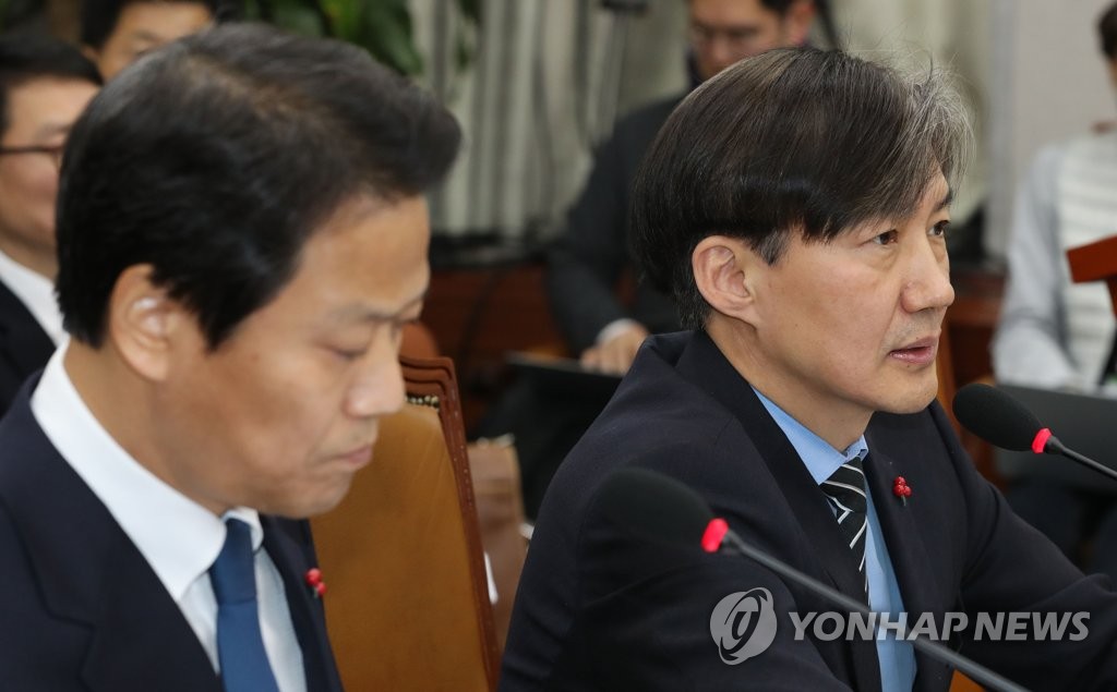 질의에 답변하는 조국 민정수석