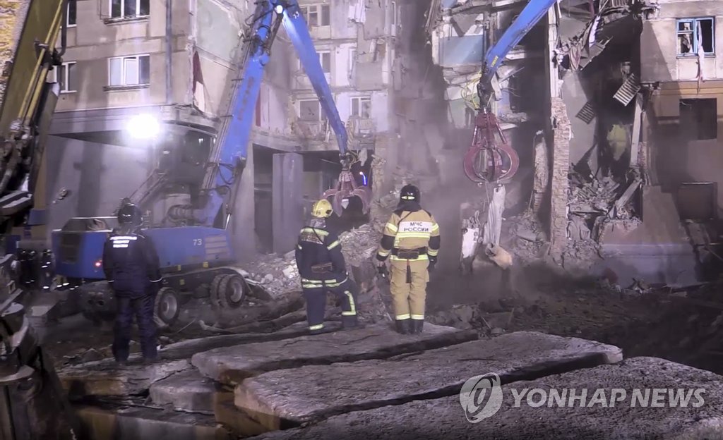 러시아 아파트 붕괴 현장서 잇단 시신 수습