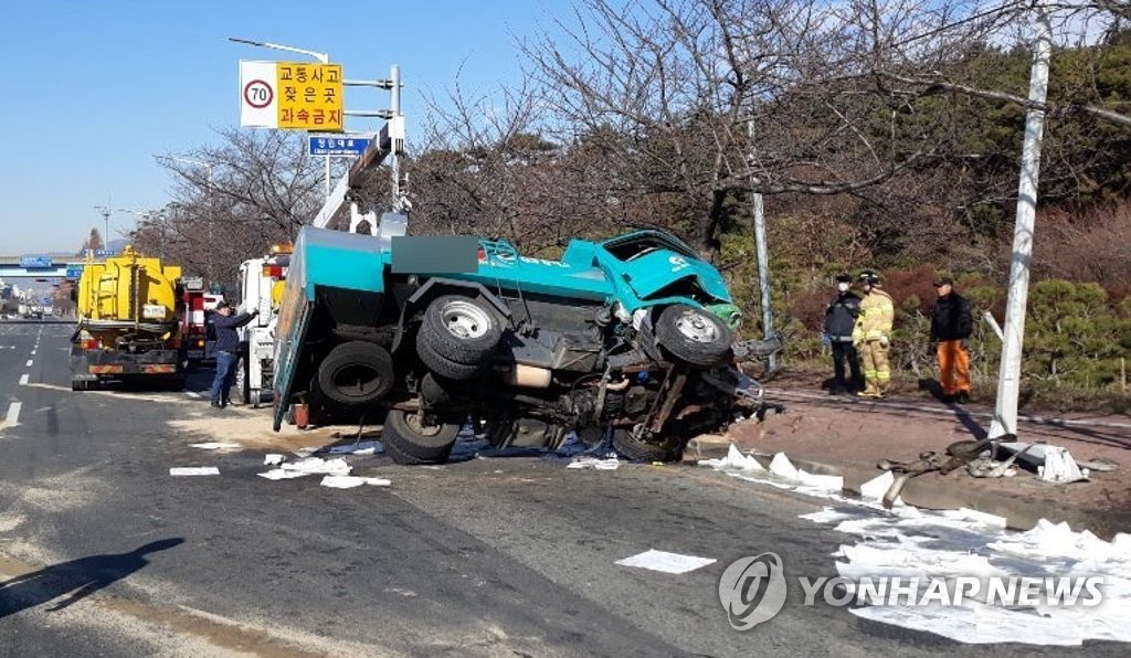 창원서 2.5t 유조차 전도