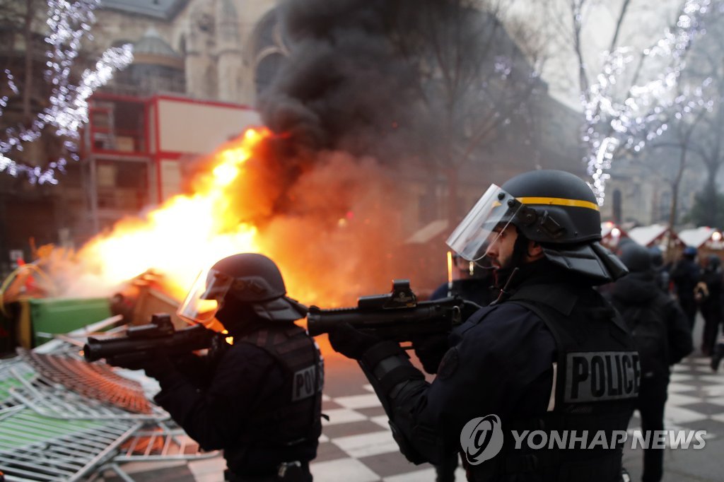 프랑스 파리의 '노란 조끼' 시위 진압하는 경찰[EPA=연합뉴스 자료사진]