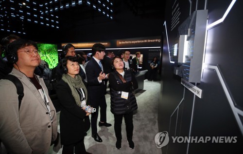 CES 삼성전자 전시관 둘러보는 한성숙 대표