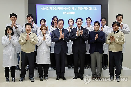 이낙연 총리-이재용 부회장, 삼성전자 직원들과 함께