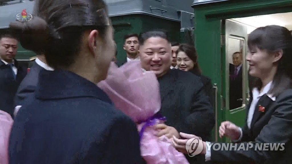 꽃다발 건네받는 김여정 북한 노동당 제1부부장