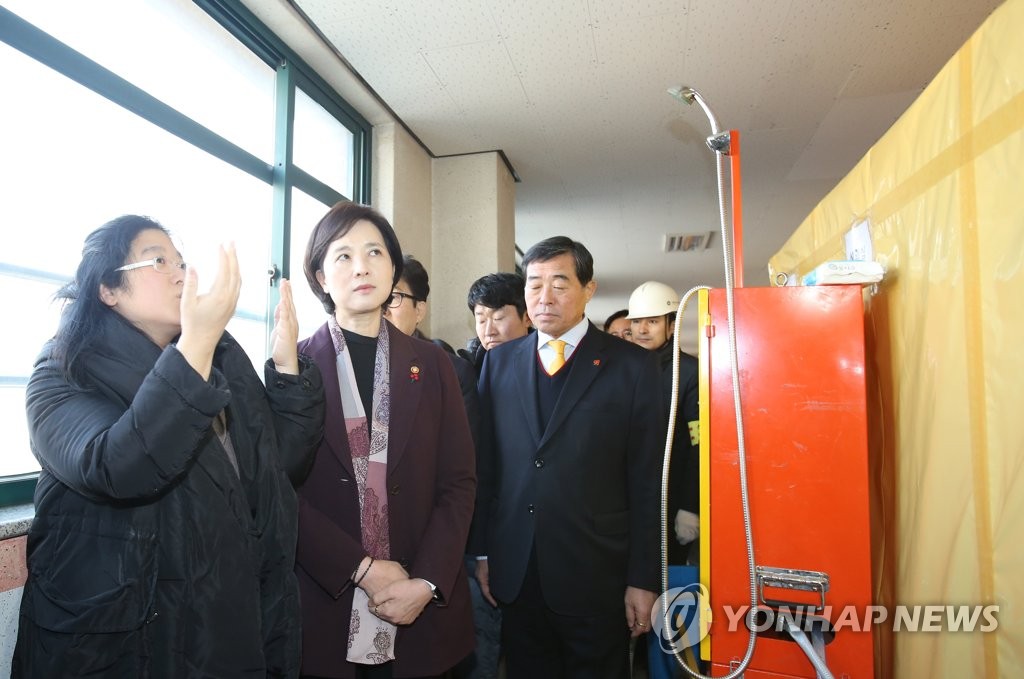 유은혜 부총리, 석면제거학교 방문