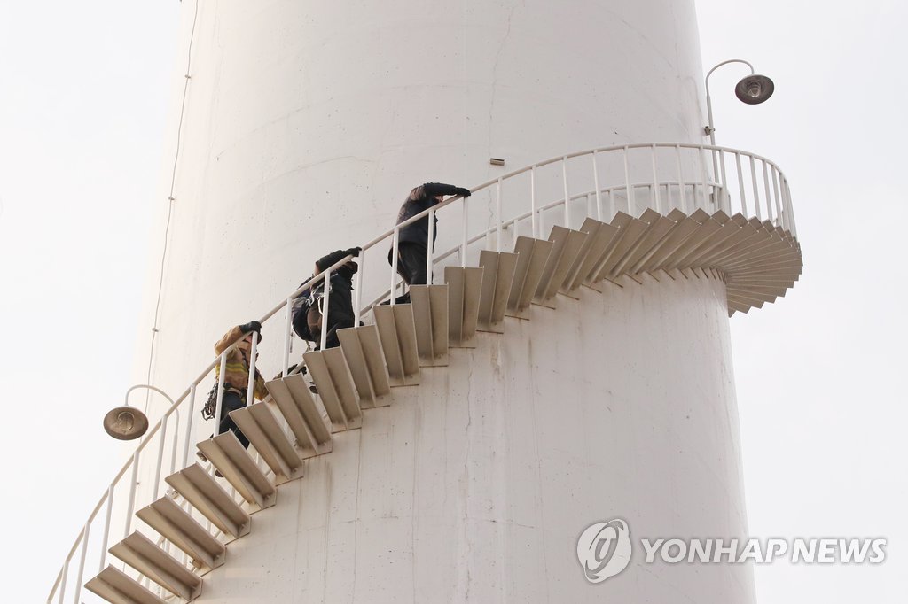 굴뚝 농성장으로 향하는 119 구조대원