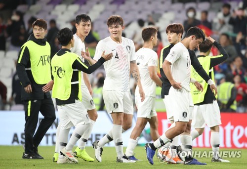 축하 받는 김민재