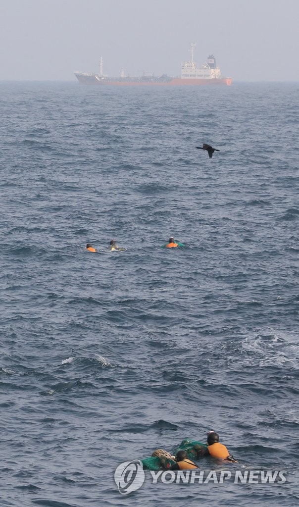 Women divers at work Women divers at work
