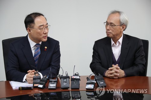 경사노위 방문한 홍남기 부총리
