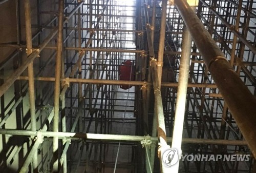 공사현장서 파이프 떨어져 2명 추락사