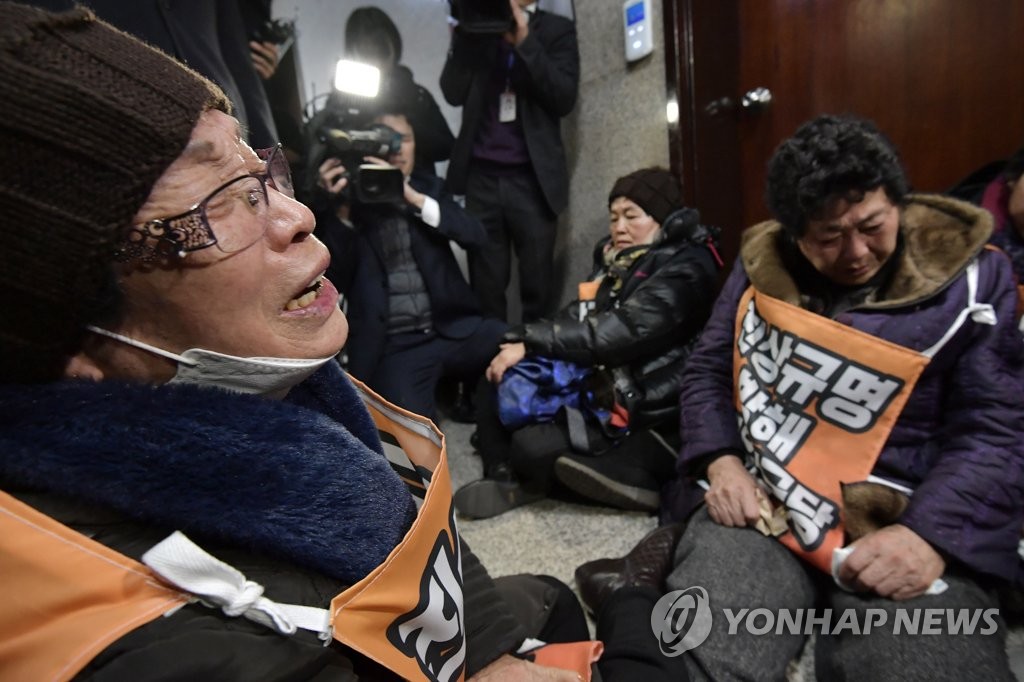 오열하는 5·18 민주화운동 희생자·부상자 가족들