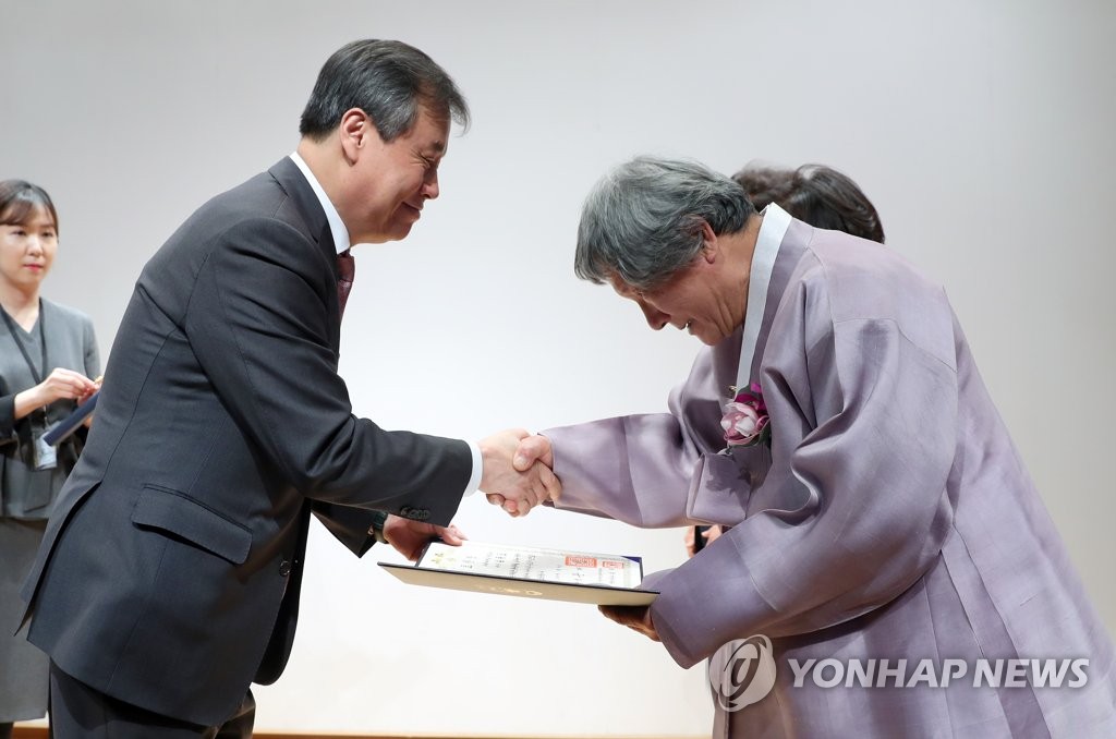 대통령 표창 수상하는 도종환 장관