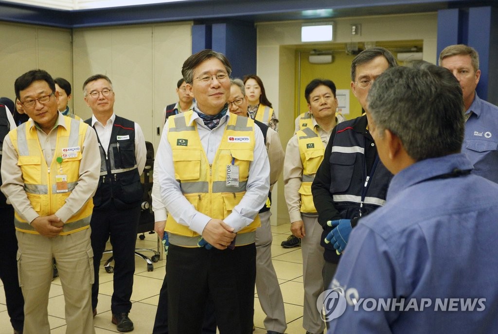 바라카 원전 건설현장 설명 듣는 성윤모 장관