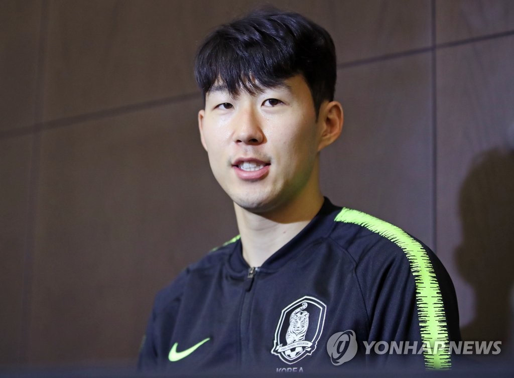 인터뷰하는 손흥민