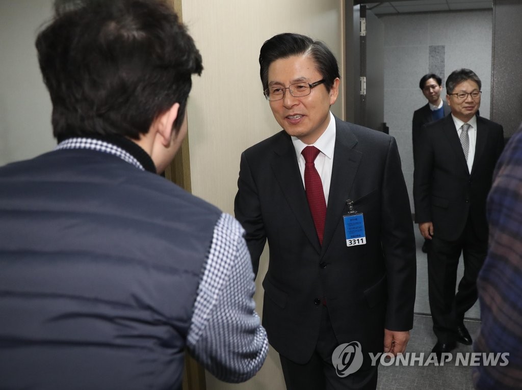 사무처 직원들과 인사하는 황교안 전 총리