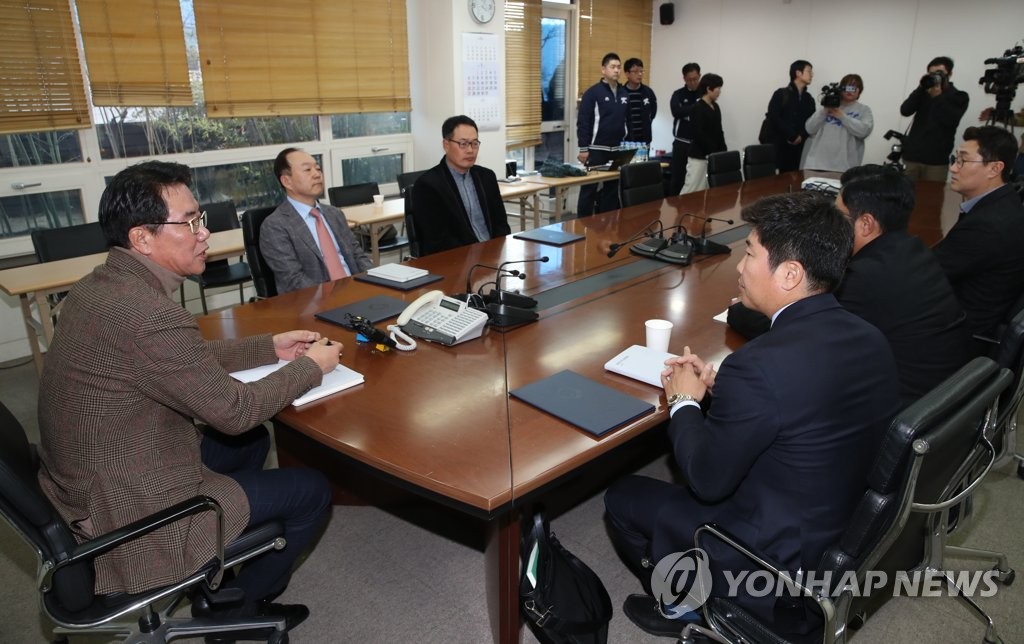 Members of South Korean baseball's new technical committee hold their first meeting, chaired by Kim Si-jin (L) at the Korea Baseball Organization headquarters in Seoul on Jan. 17, 2019. (Yonhap)