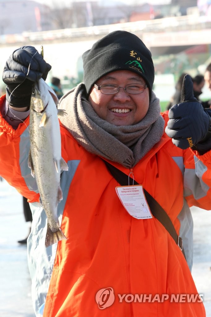 화천 산천어축제 '짜릿한 손맛'