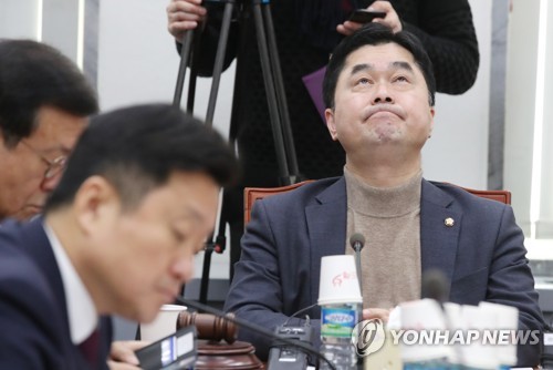 난감한 표정의 김종민 소위원장