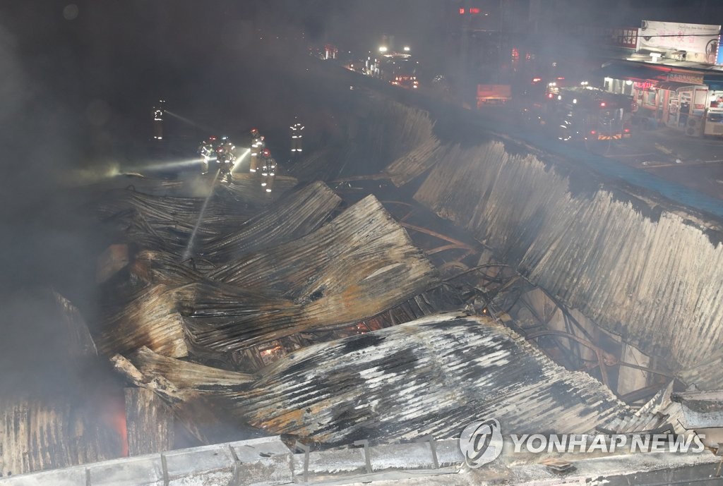 불타 내려앉은 시장 건물