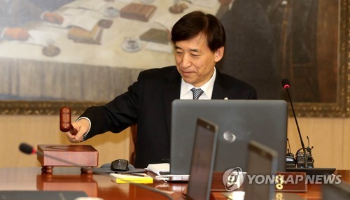 의사봉 두드리는 이주열 한은 총재