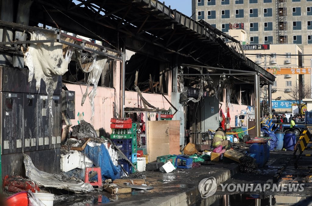 화재로 아수라장 된 시장
