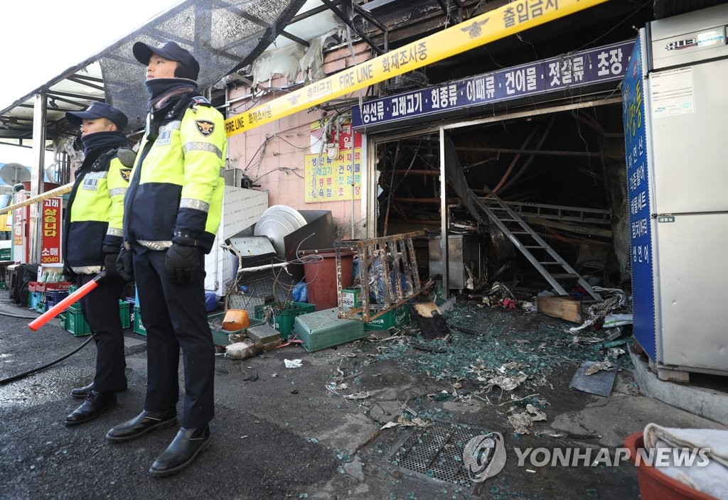 화재로 아수라장 된 시장