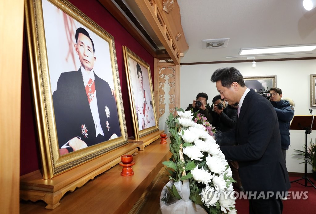 Ex-Seoul mayor visits Park Chung-hee's birthplace Ex-Seoul mayor visits Park Chung-hee's birthplace