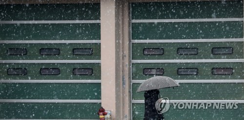 김천·성주 등 경북내륙 곳에 따라 눈발 휘날려요