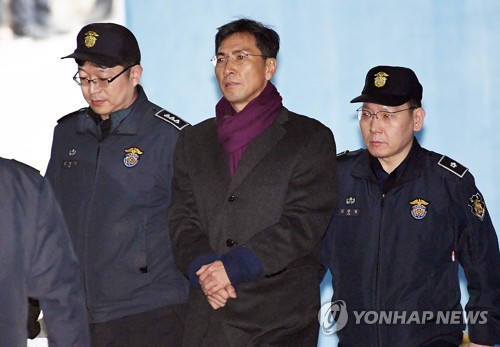 호송차에 오르는 안희정