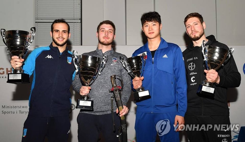 월드컵 3위 오른 뒤 트로피 든 오상욱(오른쪽에서 두번째)