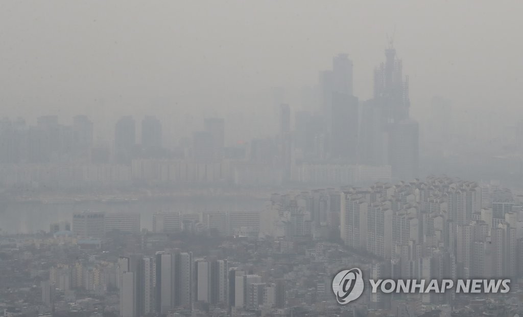 미세먼지로 뿌옇게 보이는 서울 시내