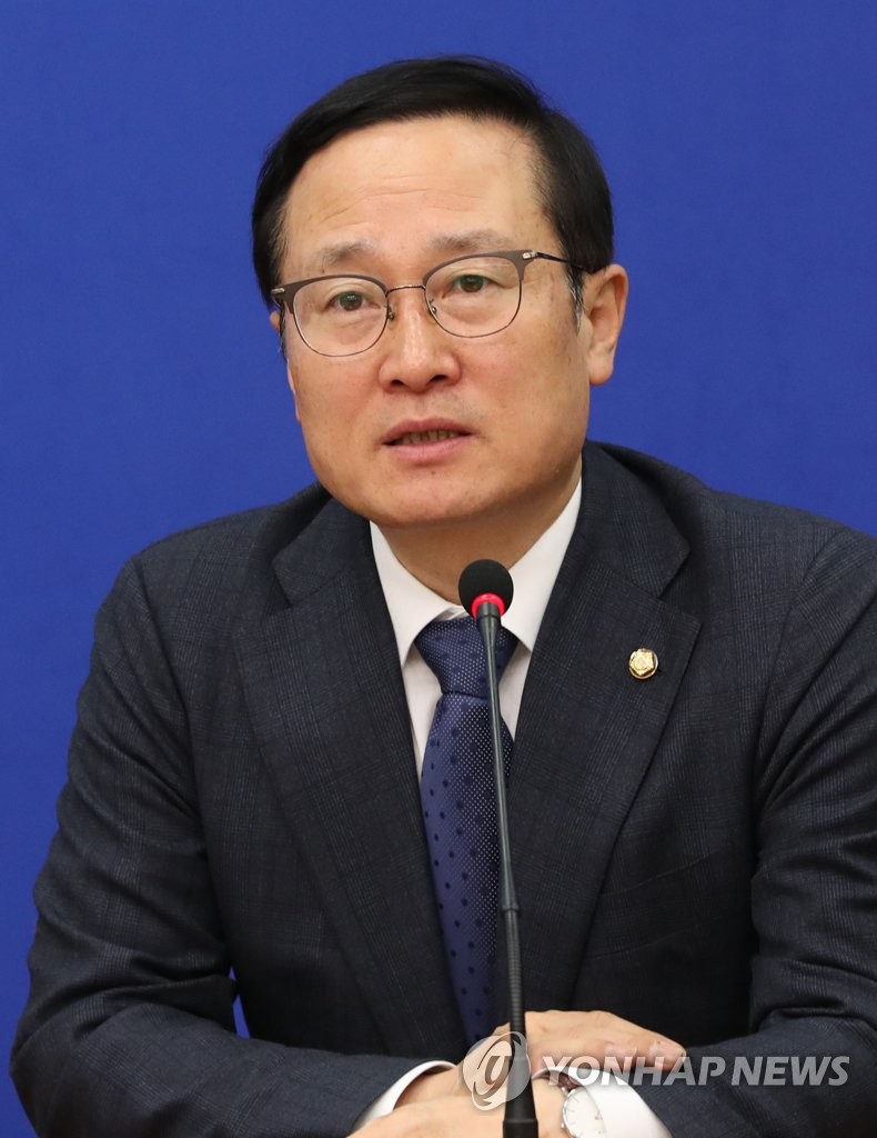 발언하는 홍영표 원내대표