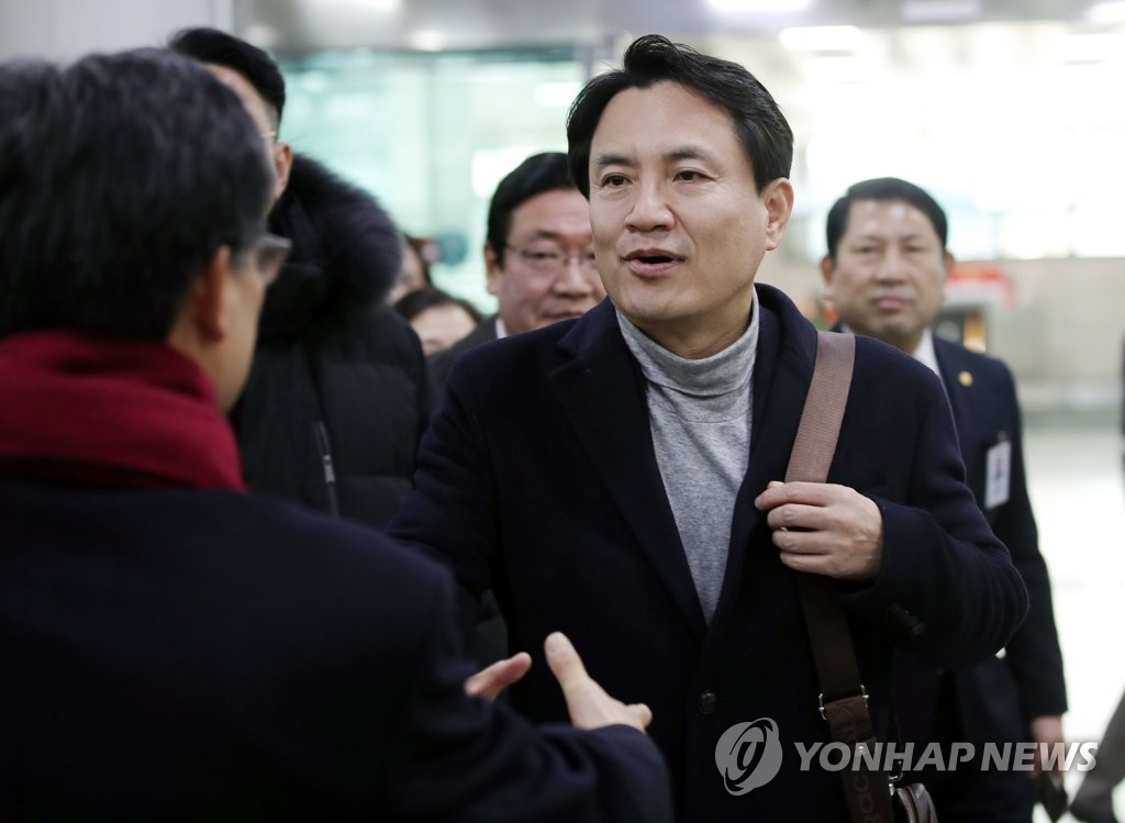 악수하는 자유한국당 김진태 의원