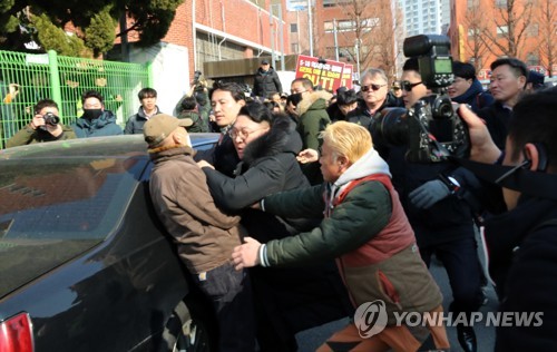 김진태를 향한 거센 항의