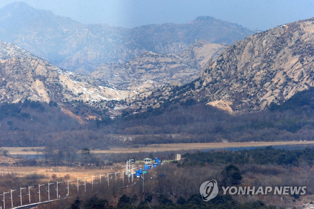 비무장지대 통과하는 버스
