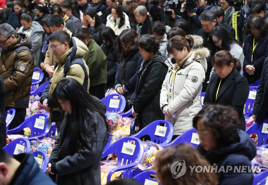 묵념하는 졸업식 참석자들